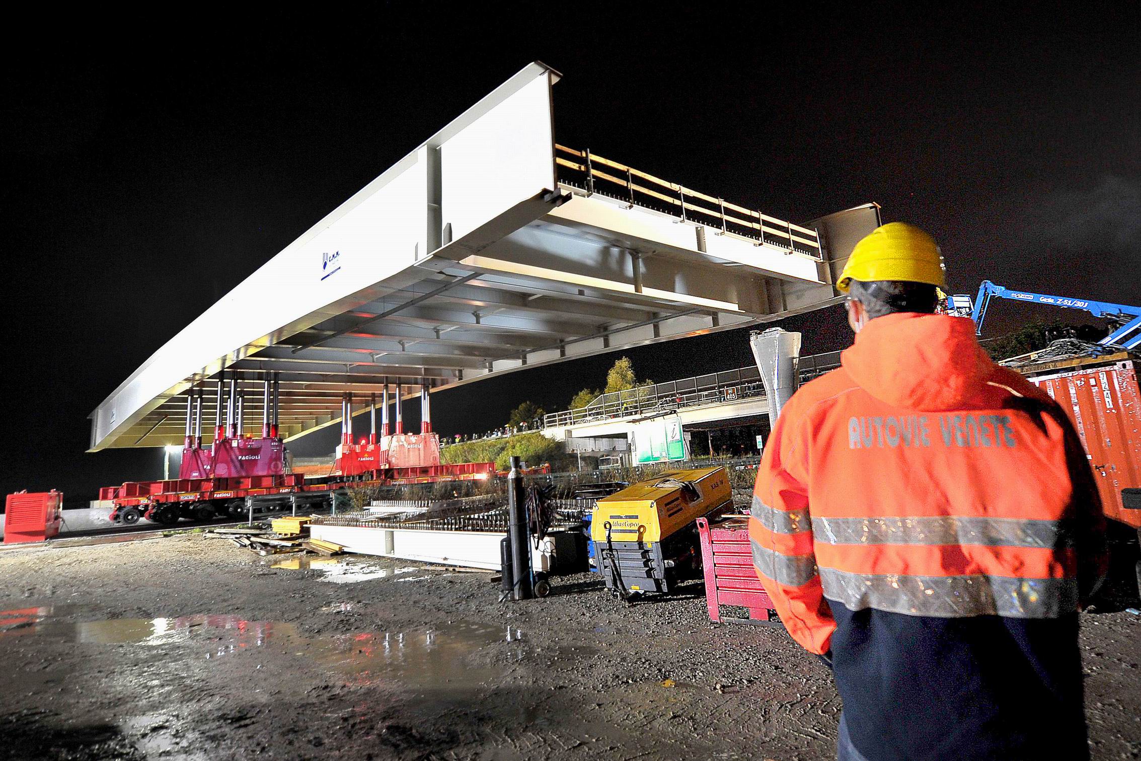 TERZA CORSIA: VARATA LA CAMPATA CENTRALE DEL CAVALCAVIA TEGLIO-FRATTA IN A4